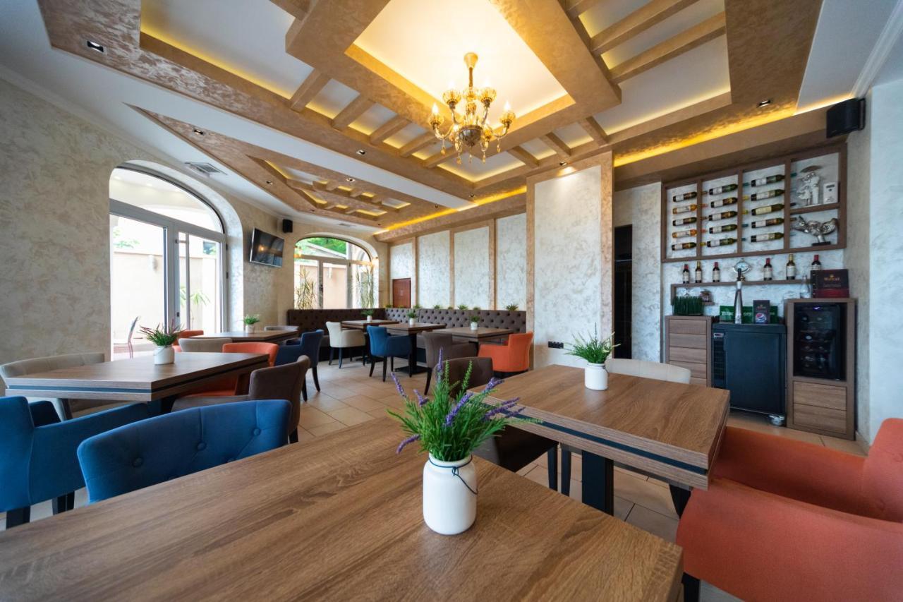 סובוטיקה Garni Hotel Royal Crown מראה חיצוני תמונה