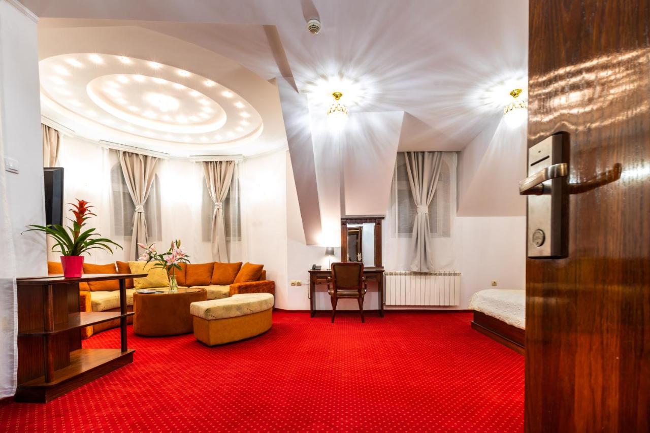 סובוטיקה Garni Hotel Royal Crown מראה חיצוני תמונה