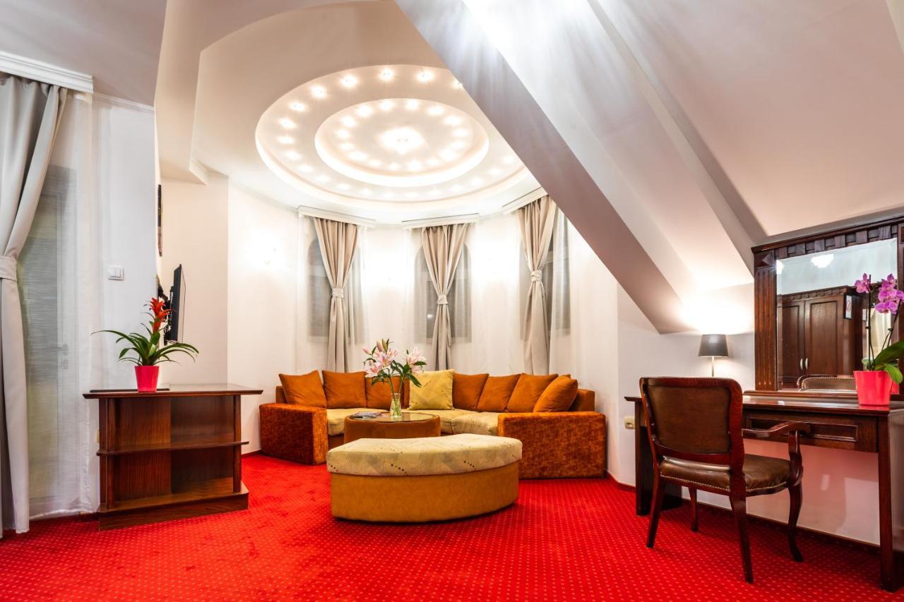 סובוטיקה Garni Hotel Royal Crown מראה חיצוני תמונה