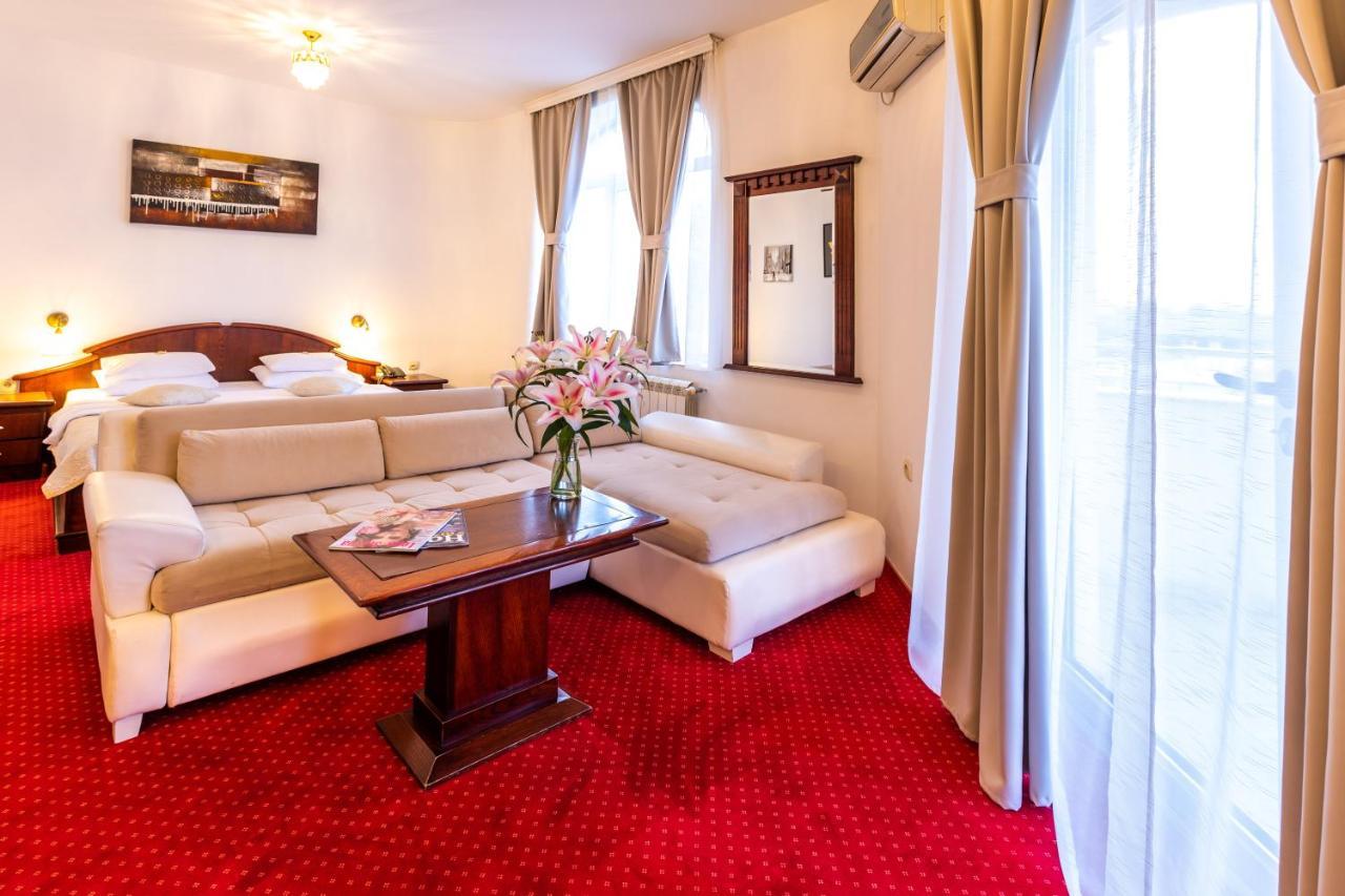 סובוטיקה Garni Hotel Royal Crown מראה חיצוני תמונה