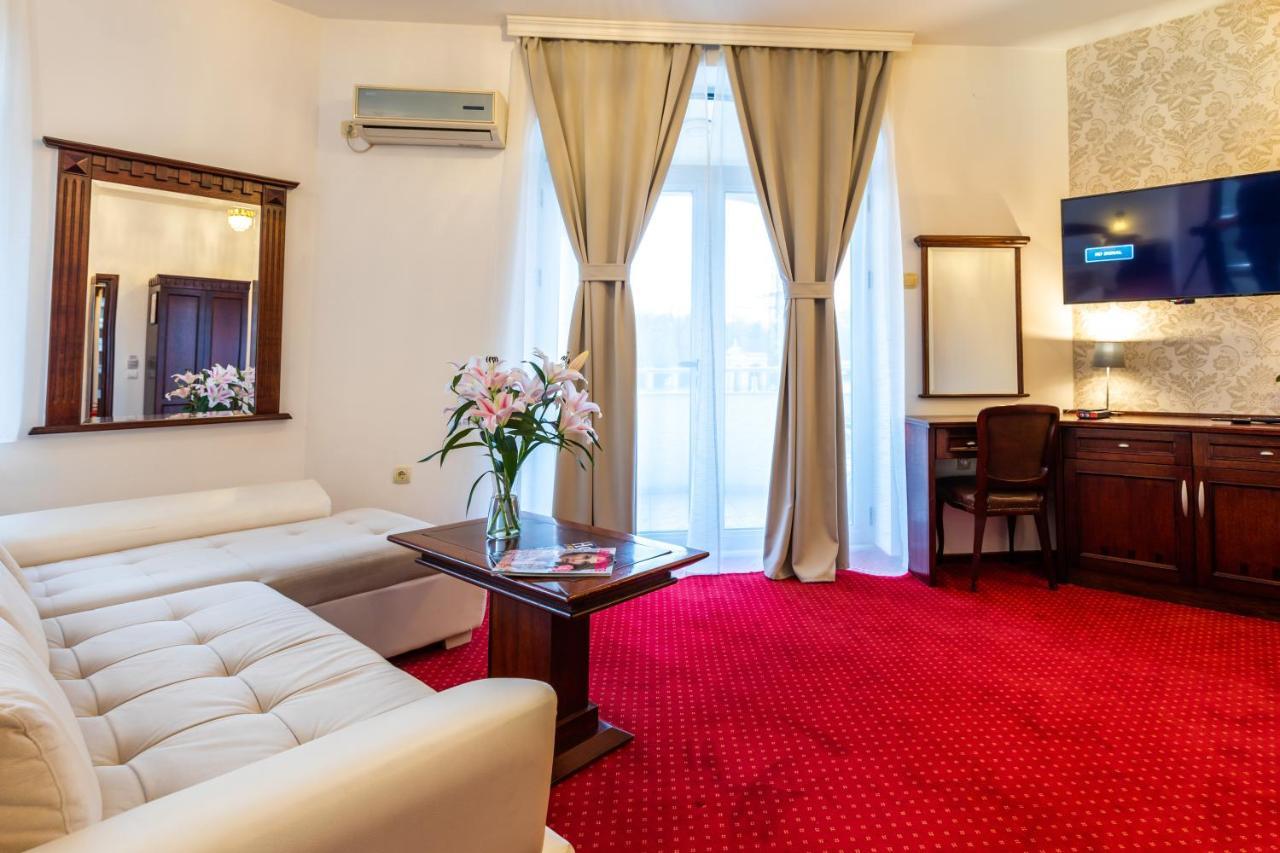 סובוטיקה Garni Hotel Royal Crown מראה חיצוני תמונה