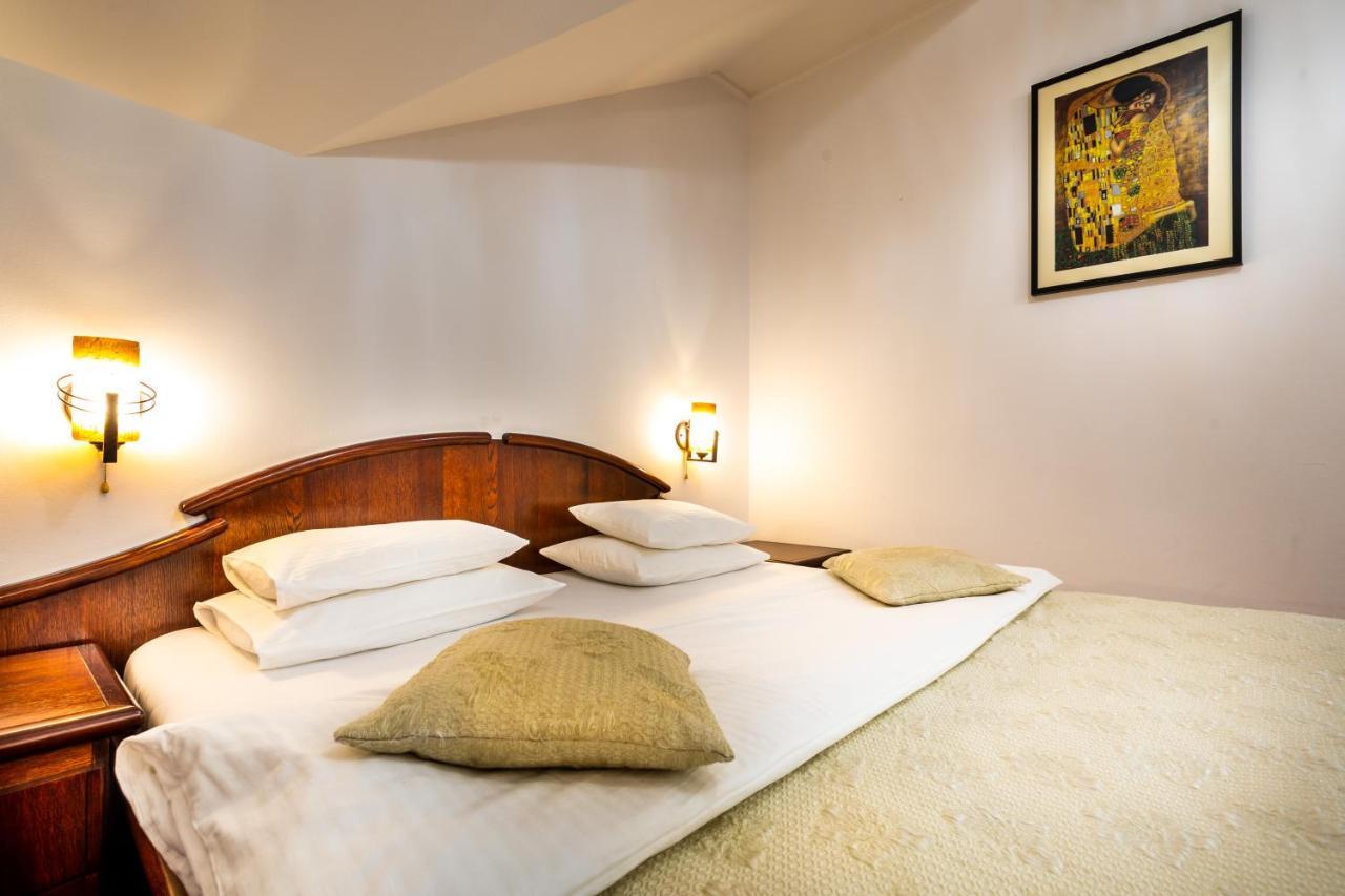 סובוטיקה Garni Hotel Royal Crown מראה חיצוני תמונה