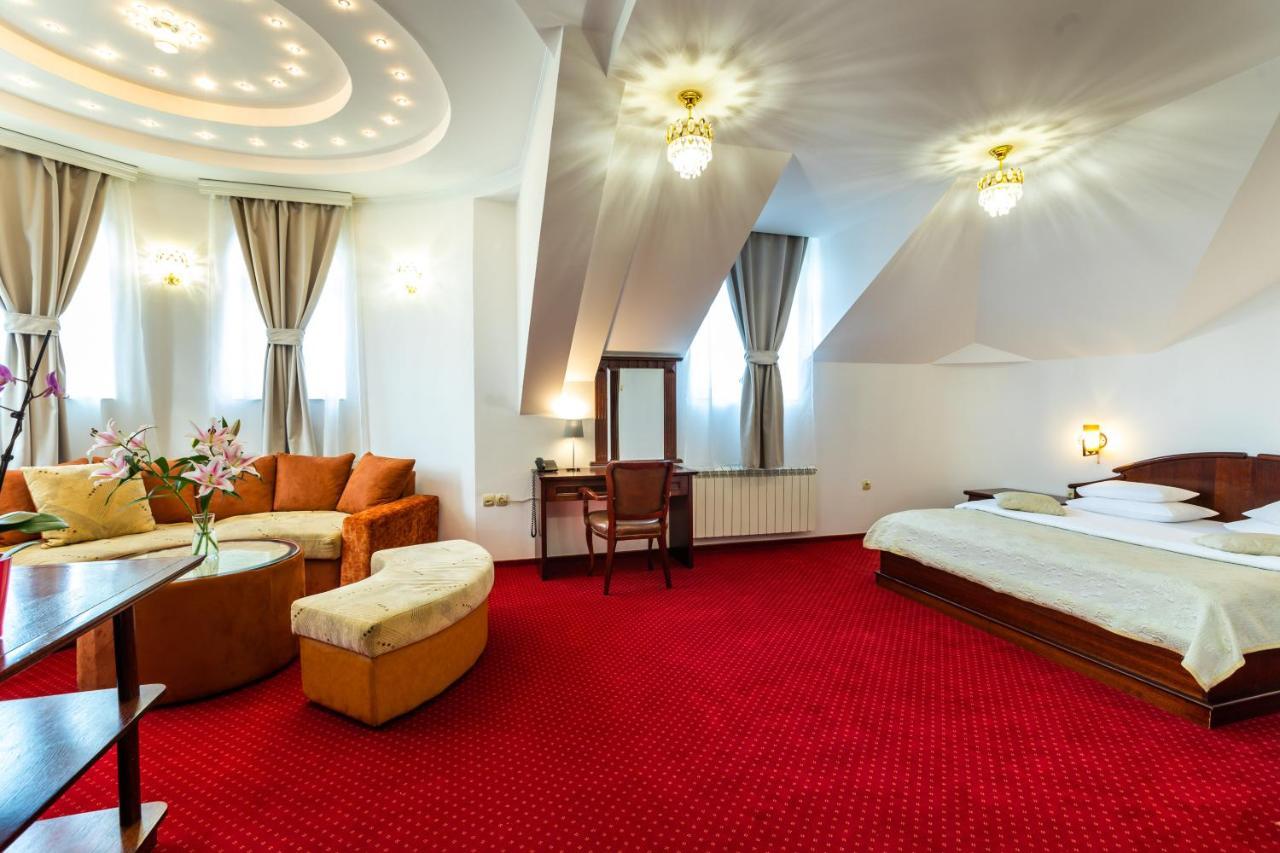 סובוטיקה Garni Hotel Royal Crown מראה חיצוני תמונה