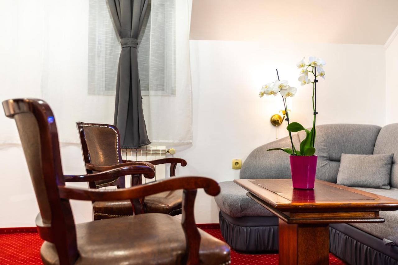 סובוטיקה Garni Hotel Royal Crown מראה חיצוני תמונה