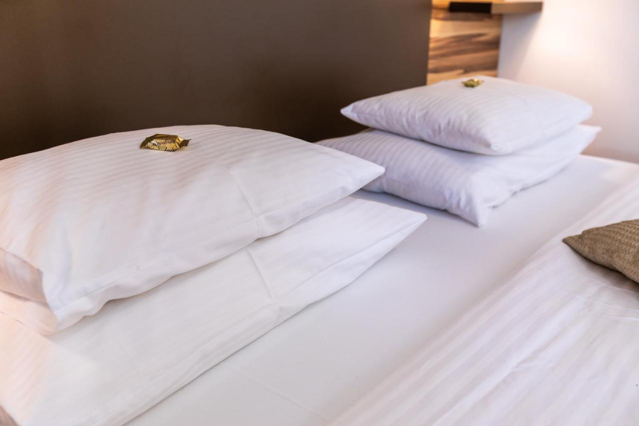 סובוטיקה Garni Hotel Royal Crown מראה חיצוני תמונה