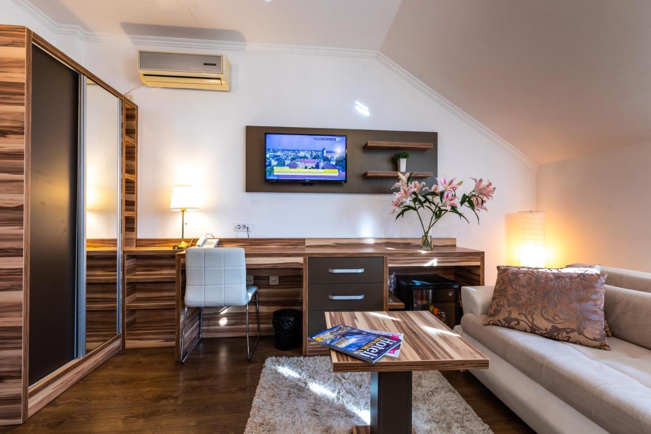 סובוטיקה Garni Hotel Royal Crown מראה חיצוני תמונה