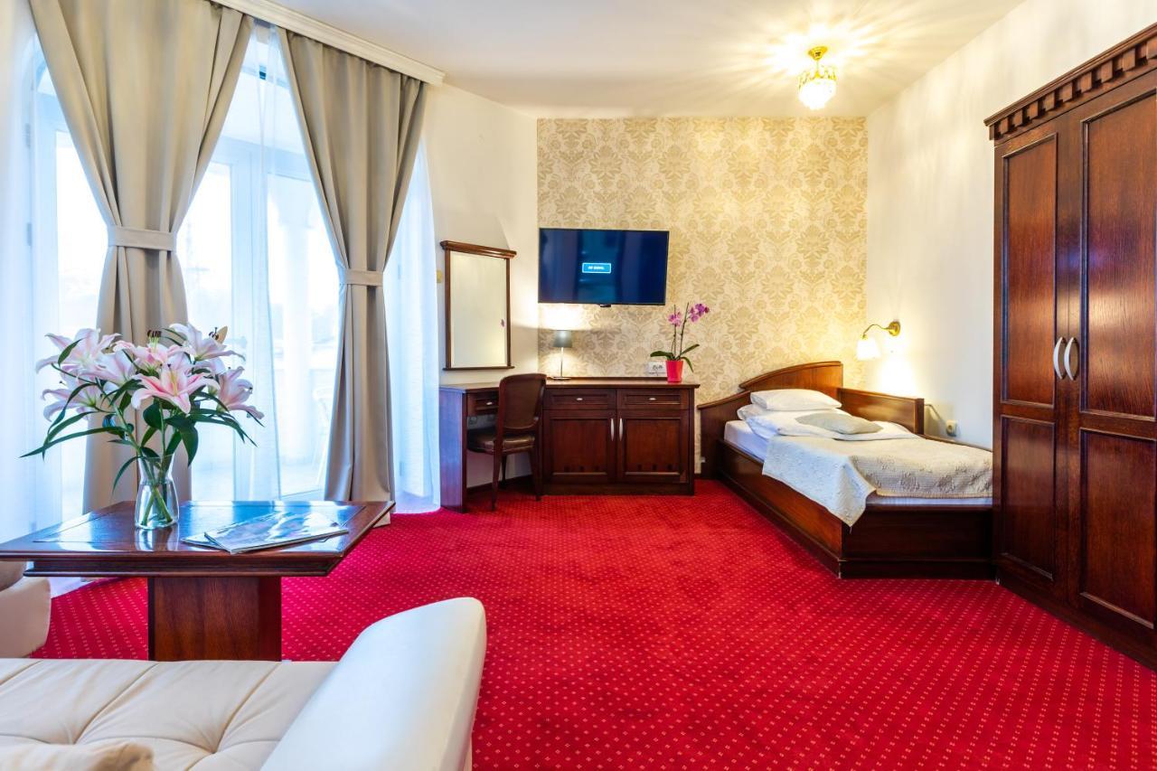 סובוטיקה Garni Hotel Royal Crown מראה חיצוני תמונה