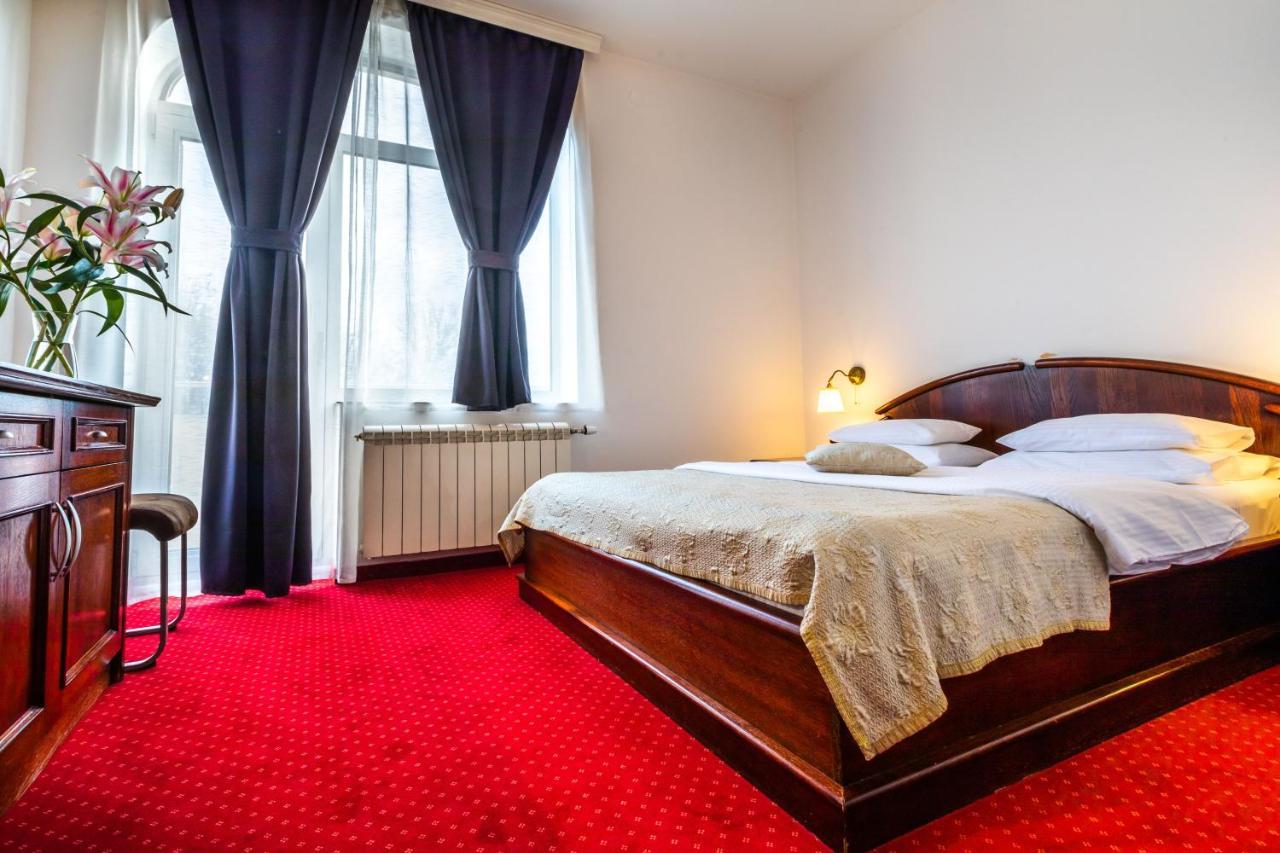 סובוטיקה Garni Hotel Royal Crown מראה חיצוני תמונה