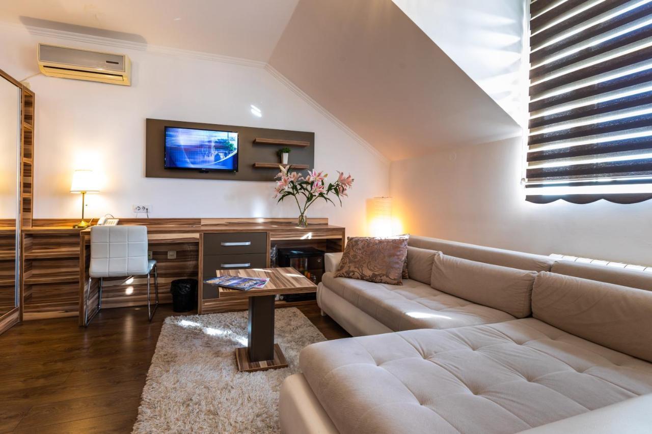 סובוטיקה Garni Hotel Royal Crown מראה חיצוני תמונה