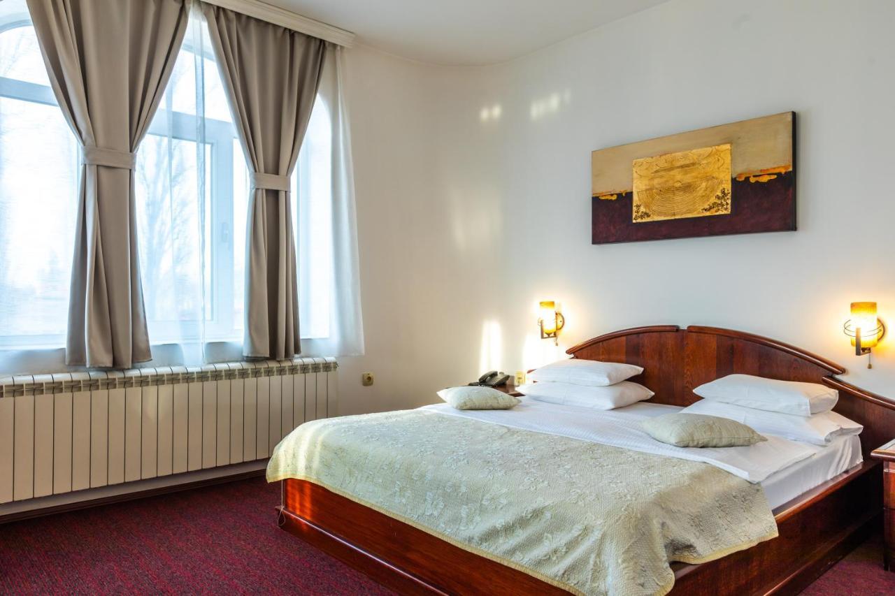 סובוטיקה Garni Hotel Royal Crown מראה חיצוני תמונה