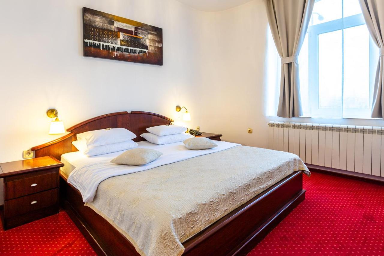 סובוטיקה Garni Hotel Royal Crown מראה חיצוני תמונה