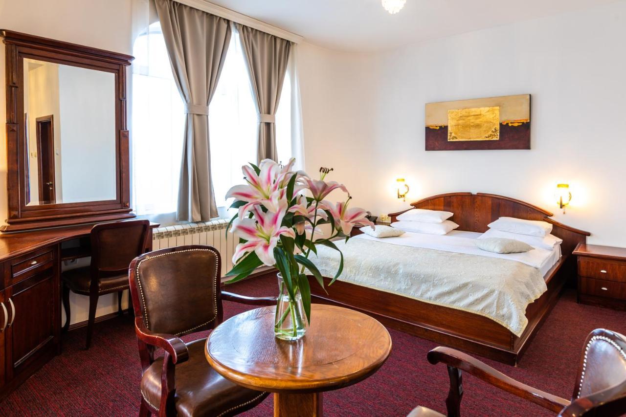 סובוטיקה Garni Hotel Royal Crown מראה חיצוני תמונה