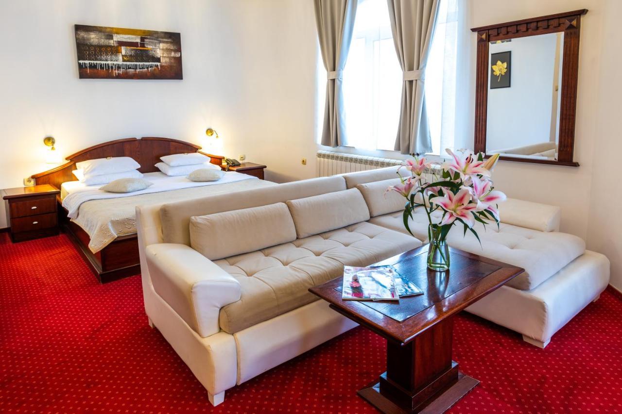 סובוטיקה Garni Hotel Royal Crown מראה חיצוני תמונה