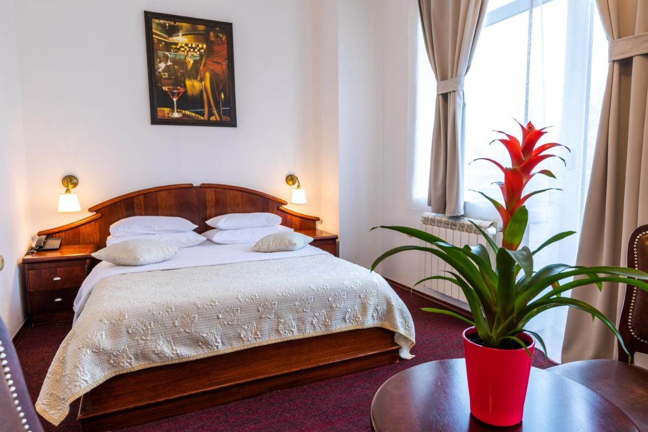 סובוטיקה Garni Hotel Royal Crown מראה חיצוני תמונה