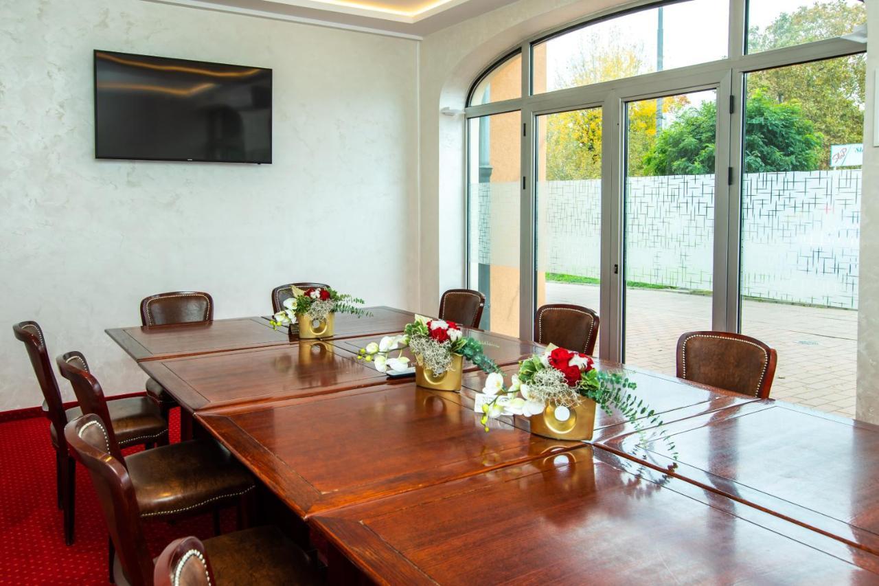 סובוטיקה Garni Hotel Royal Crown מראה חיצוני תמונה