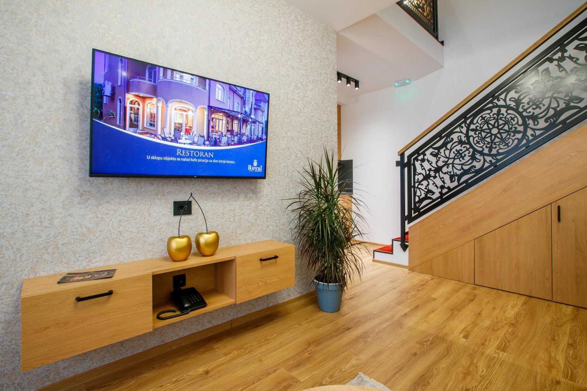 סובוטיקה Garni Hotel Royal Crown מראה חיצוני תמונה