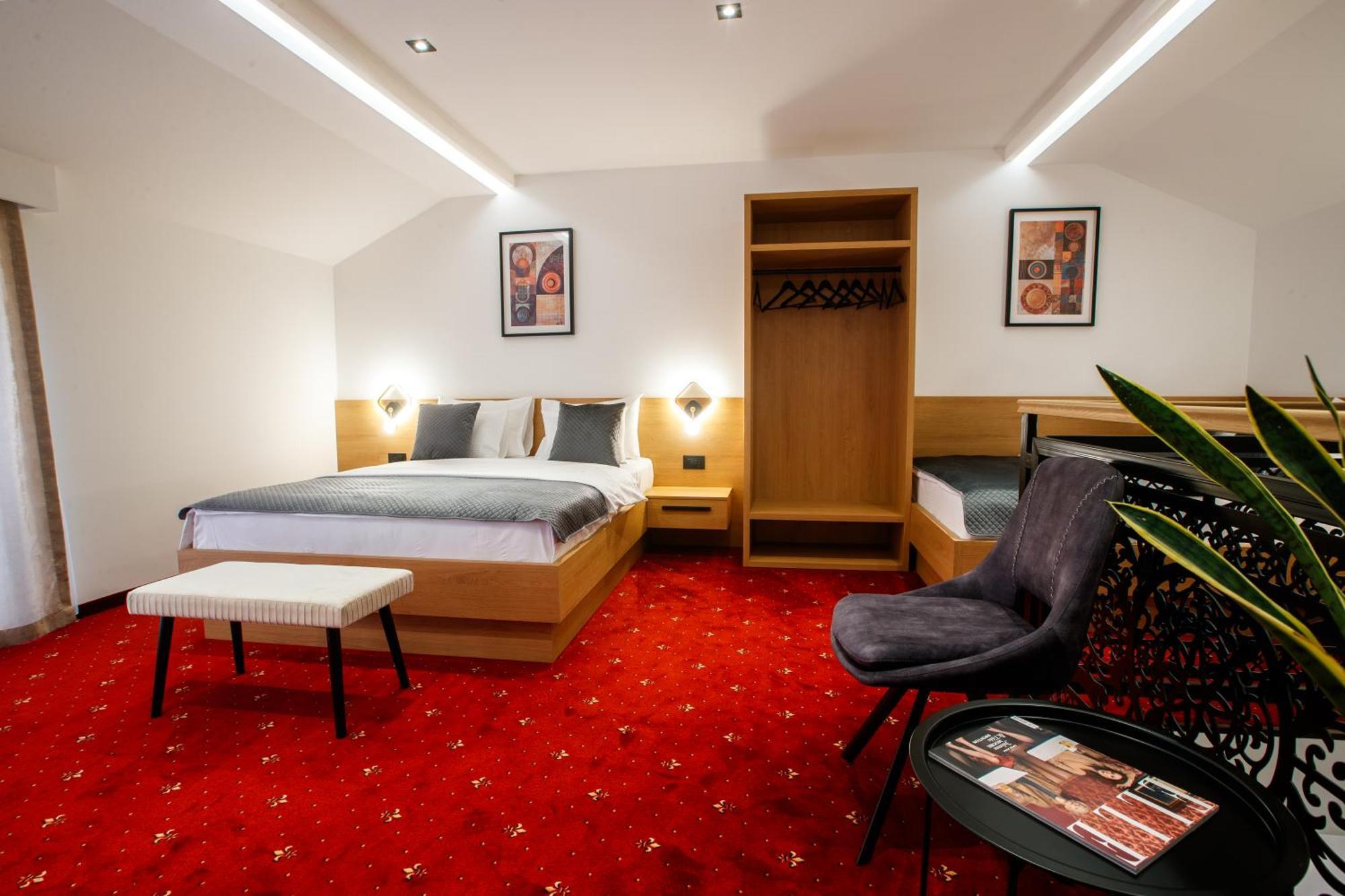 סובוטיקה Garni Hotel Royal Crown מראה חיצוני תמונה