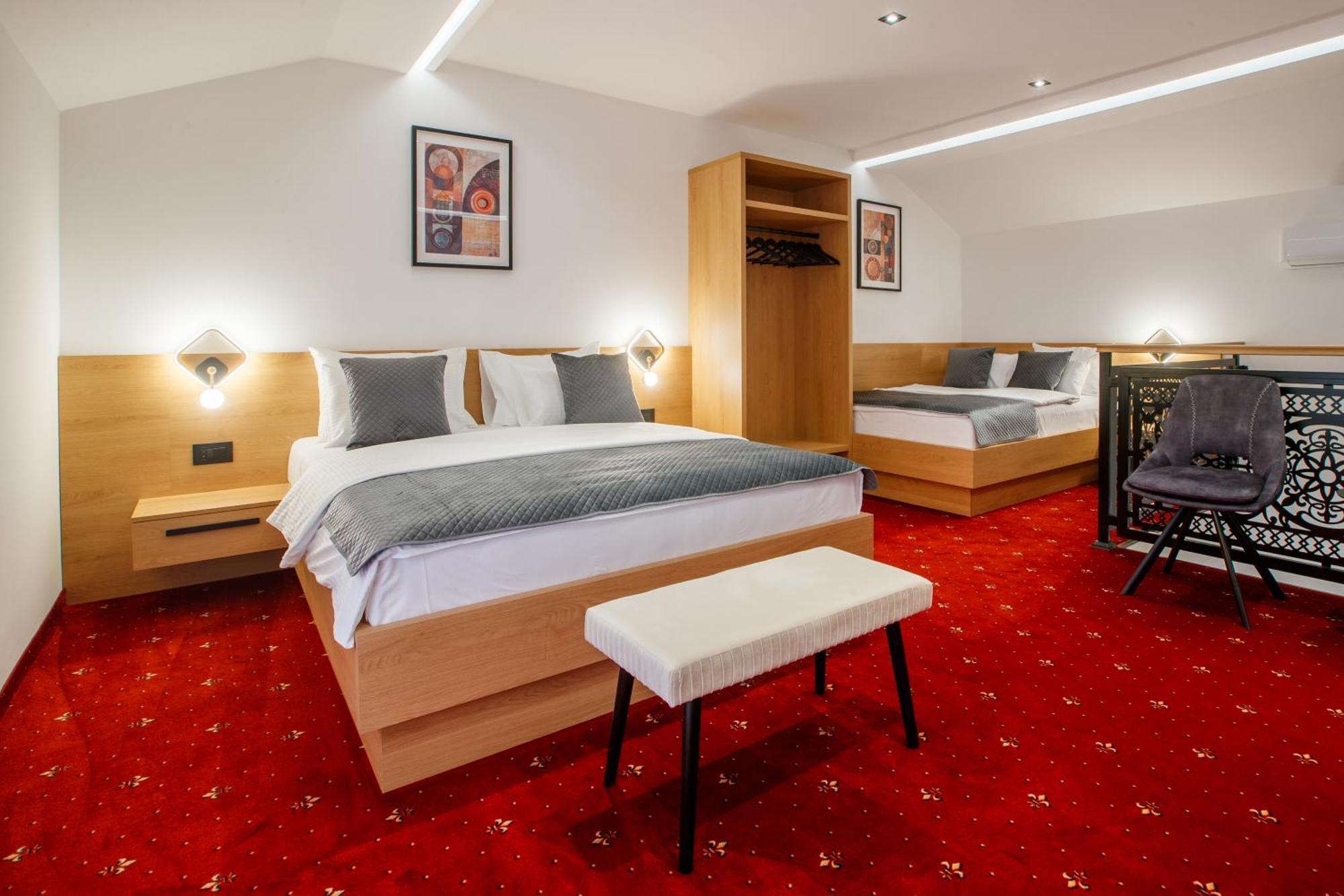 סובוטיקה Garni Hotel Royal Crown מראה חיצוני תמונה